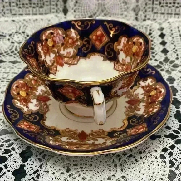 Royal Albert Heirloom Footed Cup &
Saucer england - Picture 14 of 16